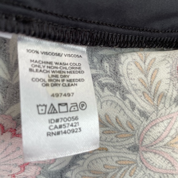 Loft size medium petite straight leg crop. Flora pattern. - Picture 6 of 6